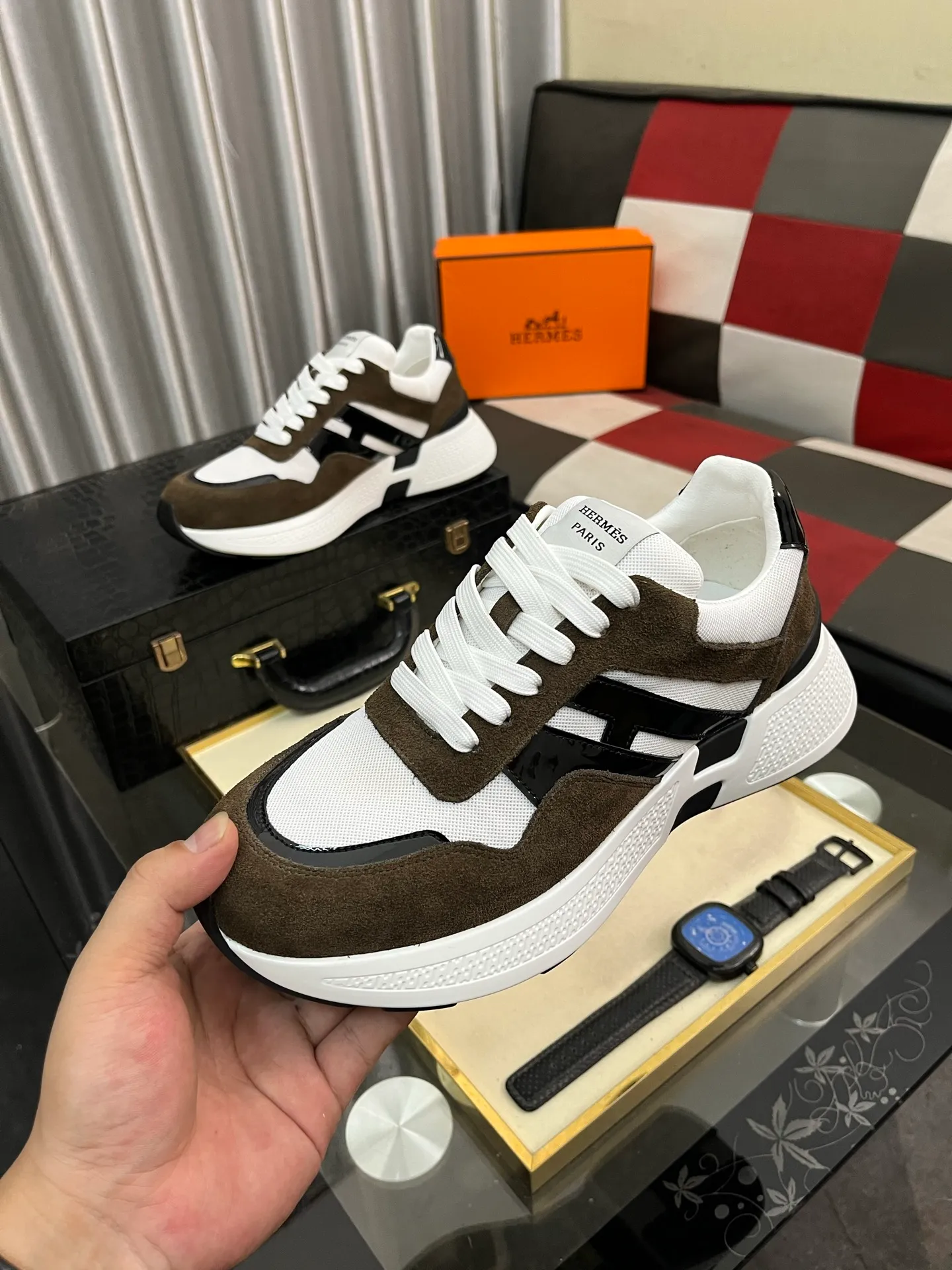 Men's shoes 💰540⌚️⌚️HERMES/Hermès Hugo thick-soled sneakers, casual men's shoes, these sneakers are made of imported first-layer cowhide leather and breathable mesh design. The contrasting color design creates a dynamic and modern shape. The front end of the toe is decorated with natural-color rubber inlays, which is novel and fashionable. The texture is incomparable, with cowhide lining and cowhide foot pads, the upper foot is comfortable and breathable, and the rubber sole is decorated with geometric patterns and iconic "H" details. A very personal one! Size: 38-44